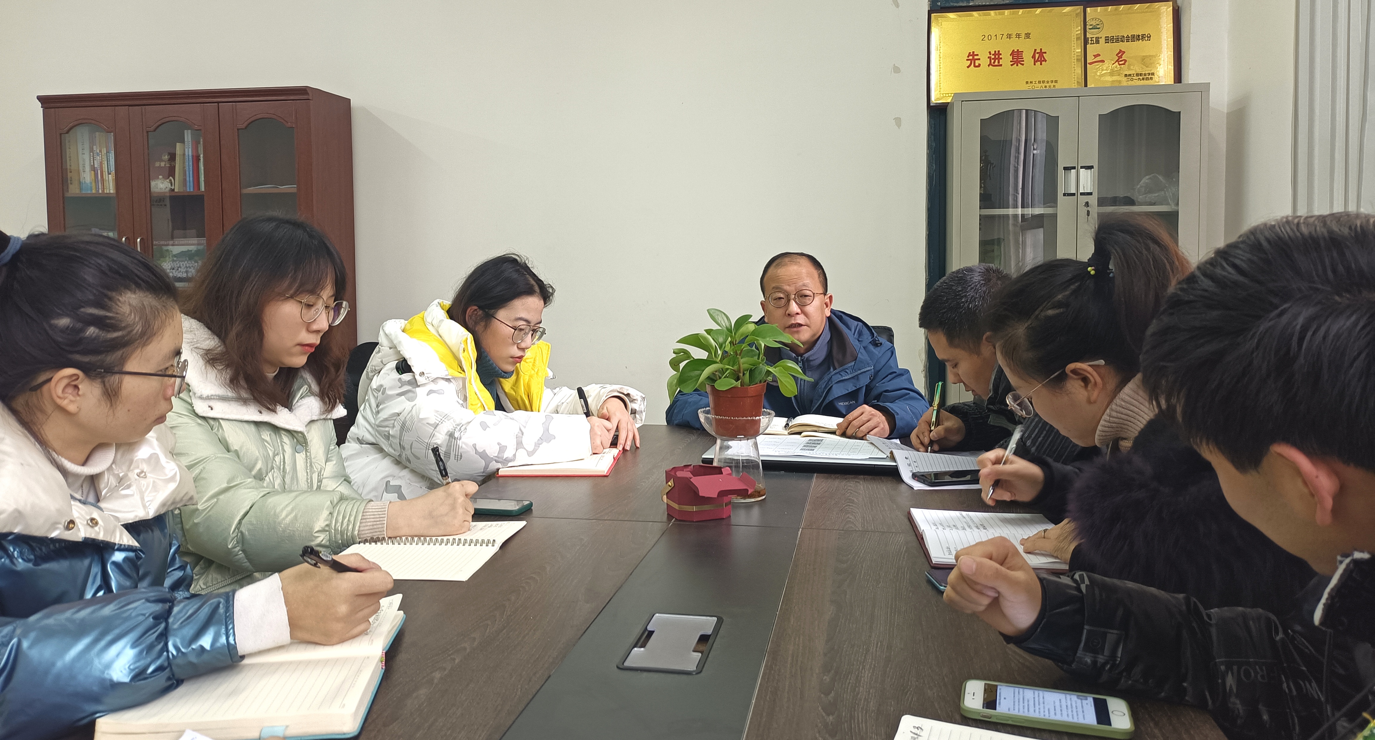 现代服务与管理学院 召开2022年第一次党政联席会(图1)