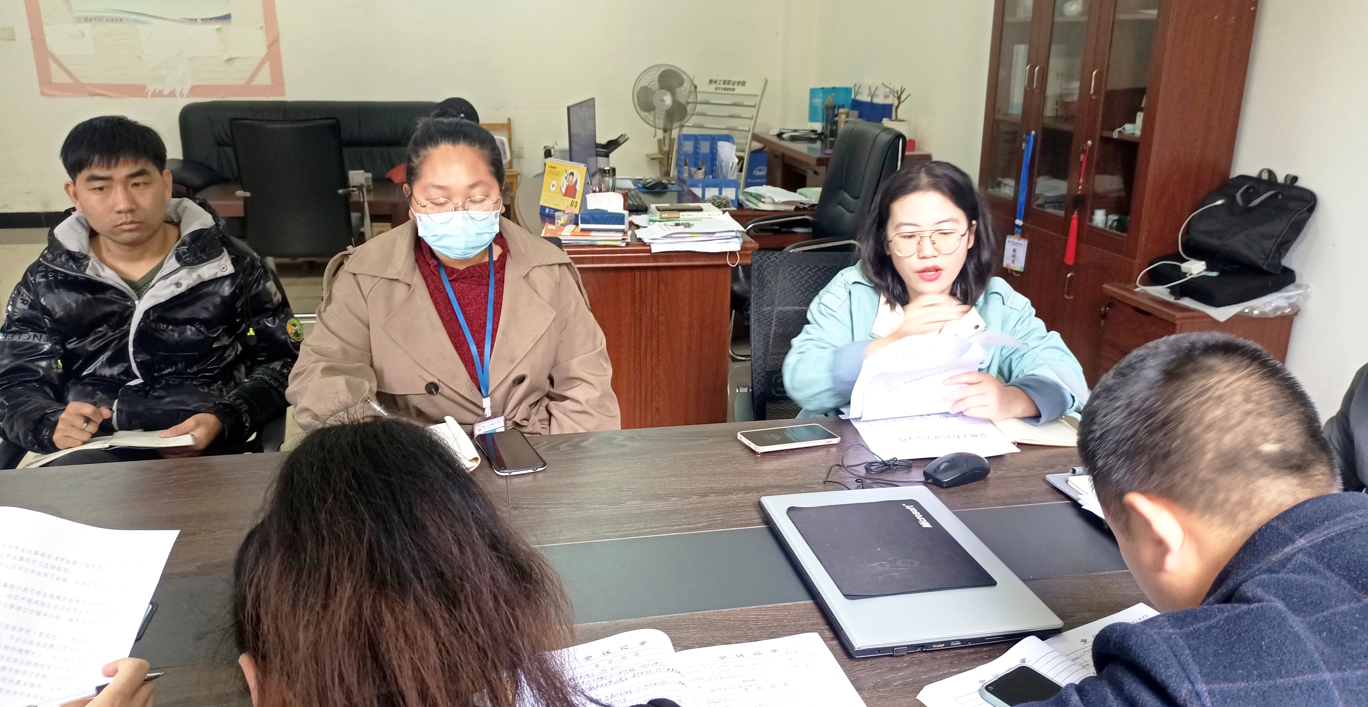 现代服务与管理学院召开2022年春季学期第五次党政联席会(图1)