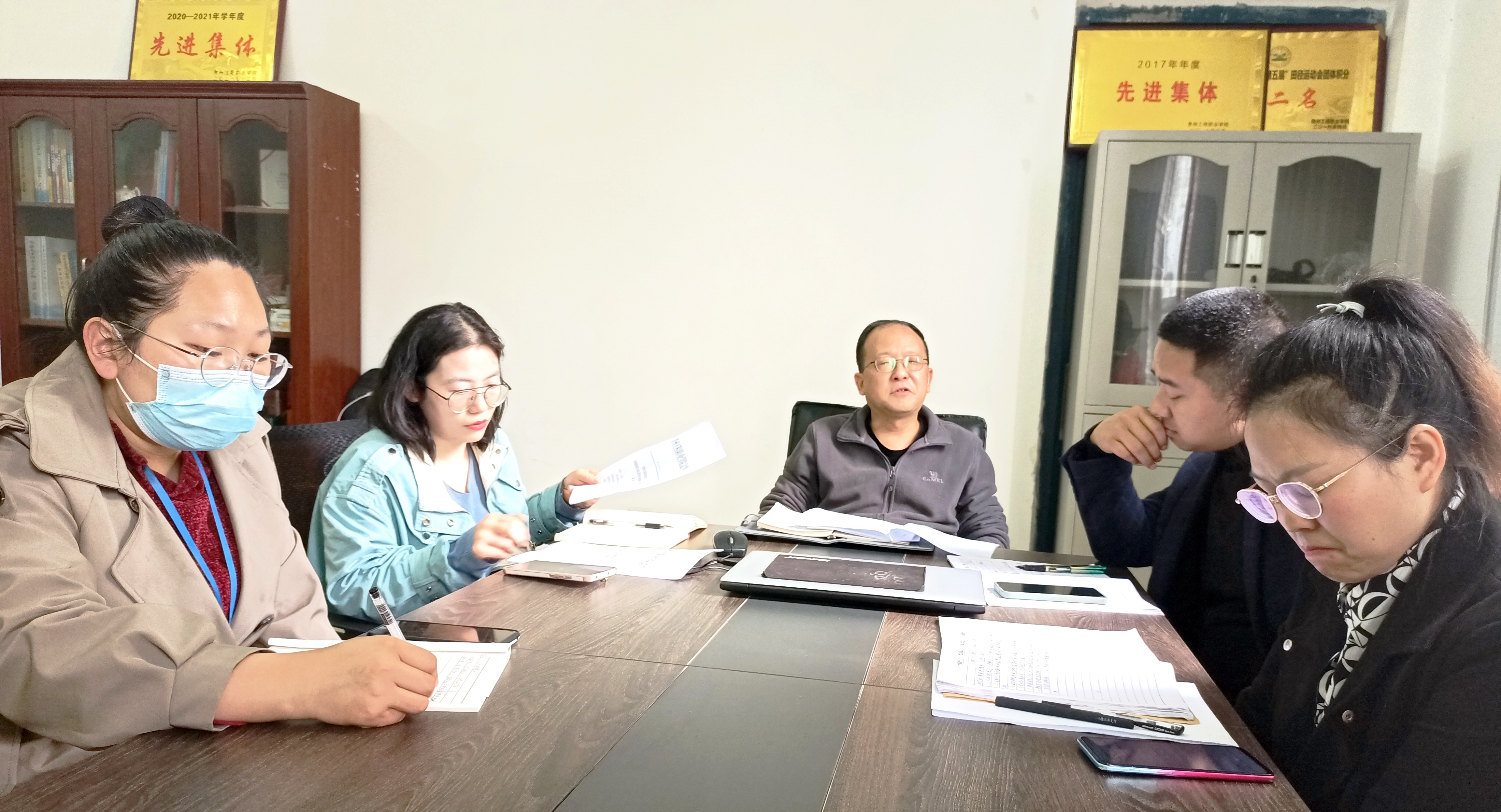 现代服务与管理学院召开2022年春季学期第五次党政联席会(图3)