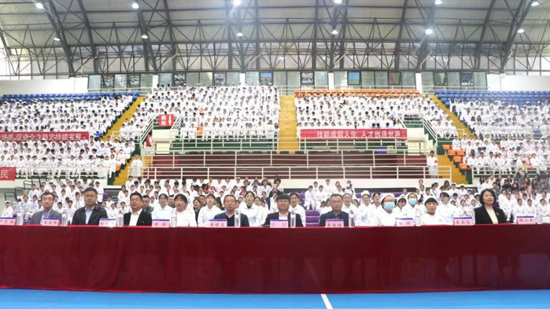 强护理技能，展天使风采——beat365英国官方网站成功举办5·12国际护士节活动暨授帽仪式(图1)