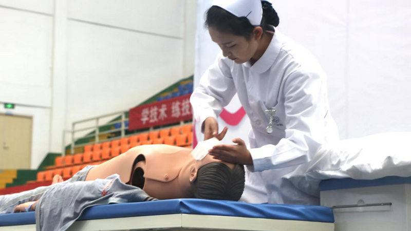 强护理技能，展天使风采——beat365英国官方网站成功举办5·12国际护士节活动暨授帽仪式(图8)