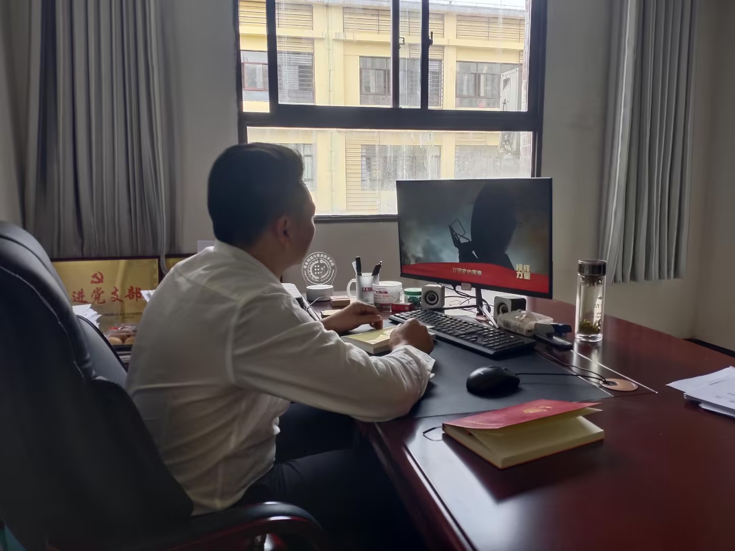 榜样如炬，追光前行—beat365官网全体教师党员收看《榜样的力量（第二季）》专题节目(图5)