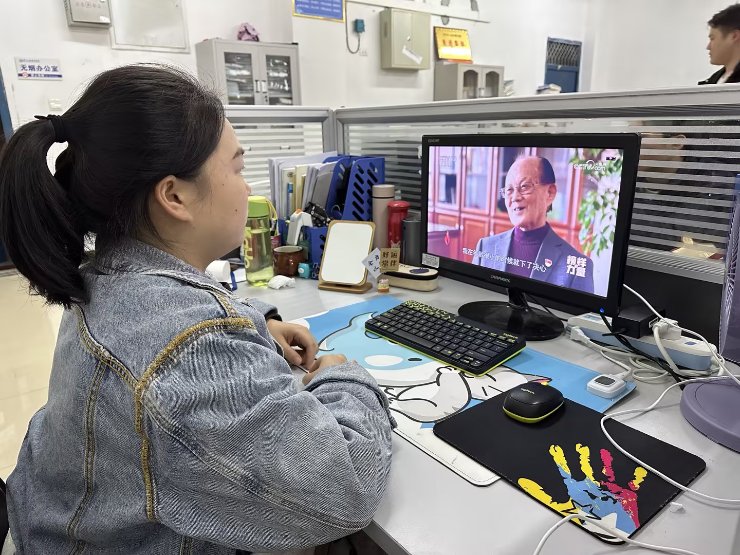 榜样如炬，追光前行—beat365官网全体教师党员收看《榜样的力量（第二季）》专题节目(图6)