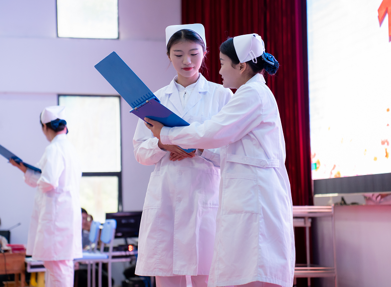展礼仪文化·扬职业风采——护理学院隆重举行beat365英国官方网站第二届护理礼仪大赛开幕式暨选拔赛初赛(图4)