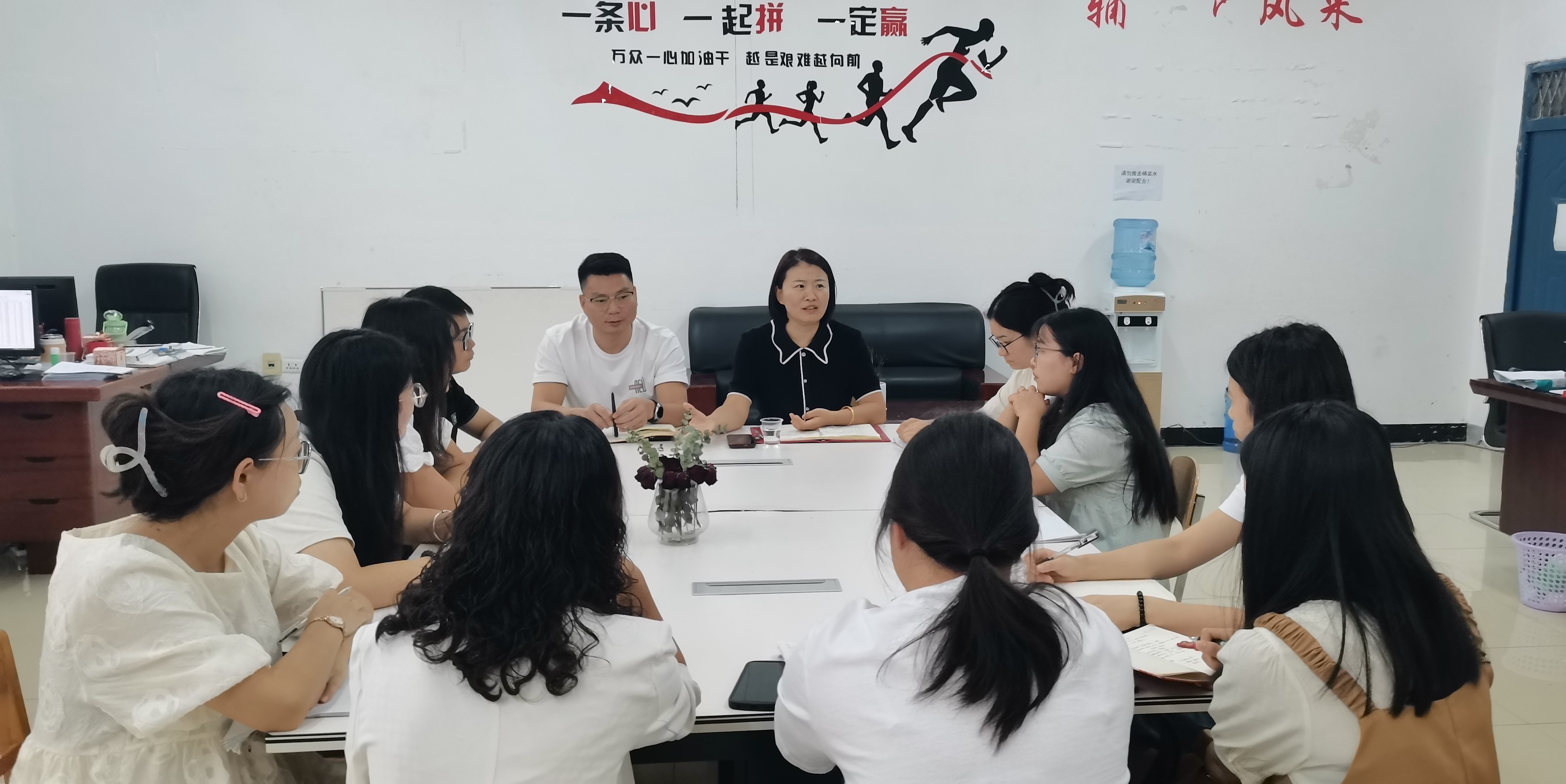 装备制造与信息技术学院院长邹小南调研学生科工作(图1)