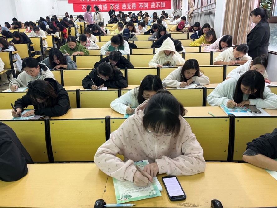 英语书法绘国庆，笔墨飞扬颂华章  —beat365英国官方网站第五届“弘文杯”英语书法大赛(图2)