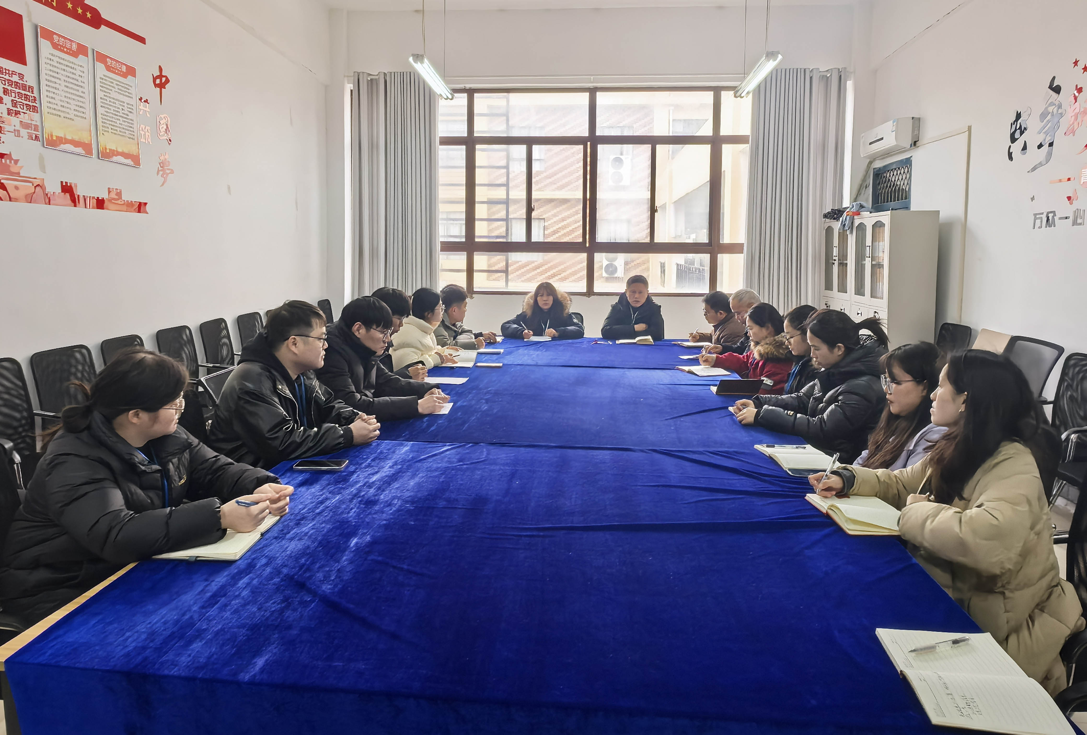 中共beat365英国官方网站装备制造与信息技术学院总支部委员会召开党总支部大会(图1)