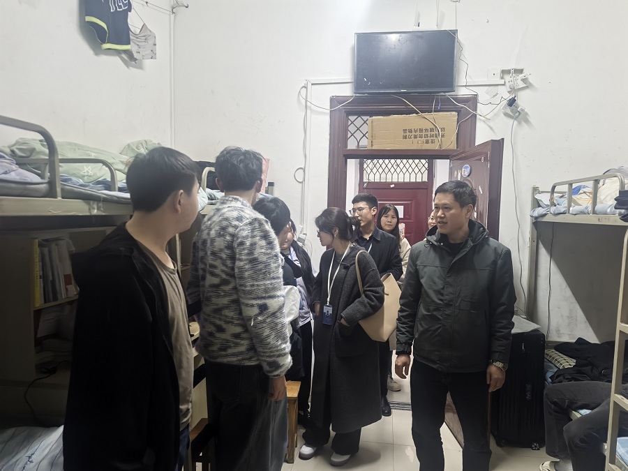 春日暖心查寝 情满学生公寓(图5)