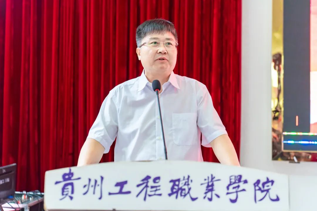 匠心筑梦 启航未来丨beat365官网举行2025届毕业典礼(图2)