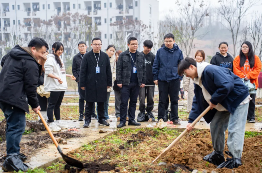 劳动教育浇灌“双苗”成长！beat365英国官方网站创新实践育人模式(图2)