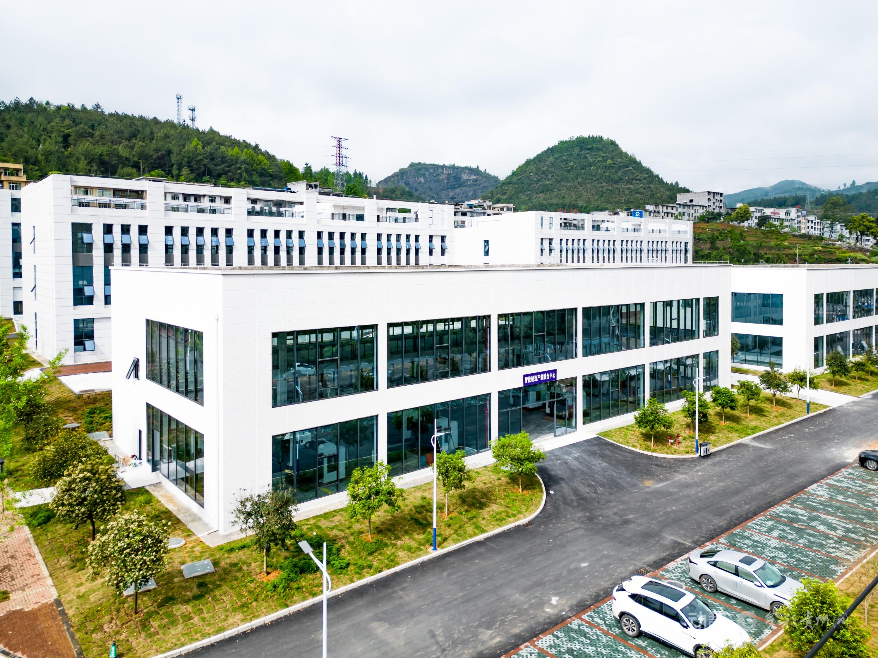 锚定职业教育航向 beat365英国官方网站十年砥砺铸华章(图4)