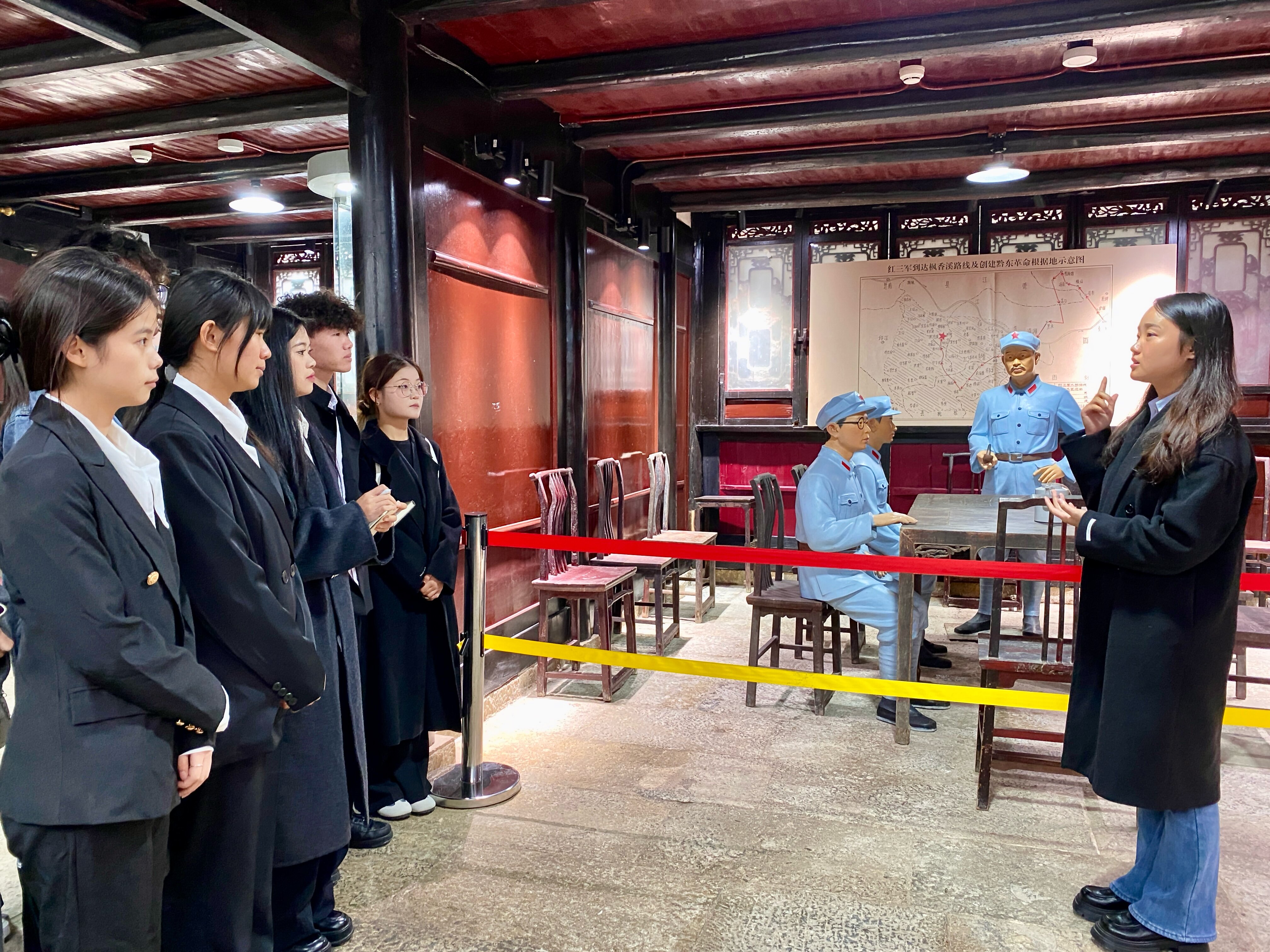 红色热土育青春 行走团课强担当——药学院组织团学干部赴枫香溪红色基地开展 沉浸式团课(图1)