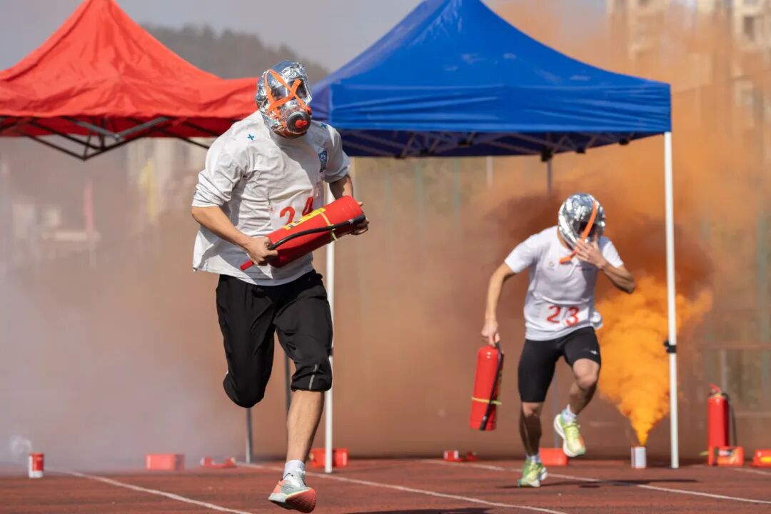 beat365官网举办德江县第四届大学生消防技能运动会暨消防安全培训演练活动(图10)