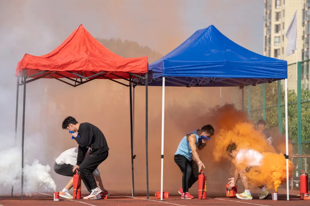 beat365官网举办德江县第四届大学生消防技能运动会暨消防安全培训演练活动(图9)