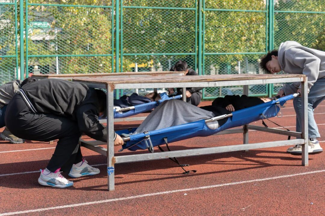 beat365官网举办德江县第四届大学生消防技能运动会暨消防安全培训演练活动(图15)