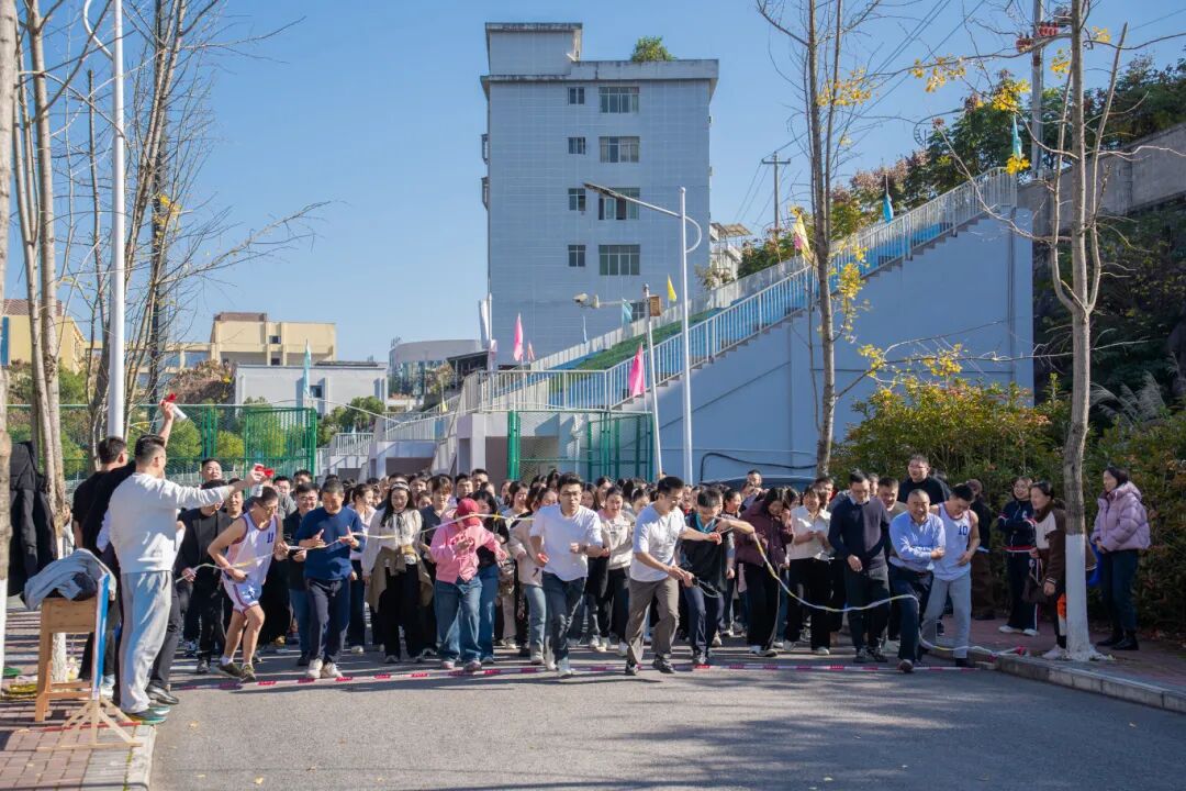 税校携手促交流 文体融合展新风丨beat365英国官方网站与国家税务总局德江县税务局联合举办2025冬季趣味运动会(图10)