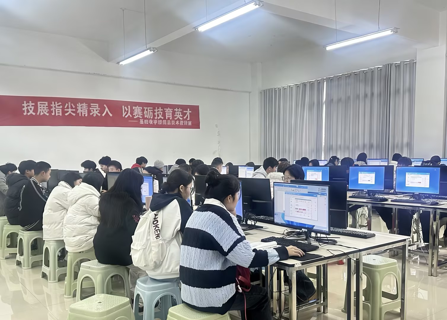 技展指尖精录入，以赛砺技育英才     ———信息录入技能大赛(图1)