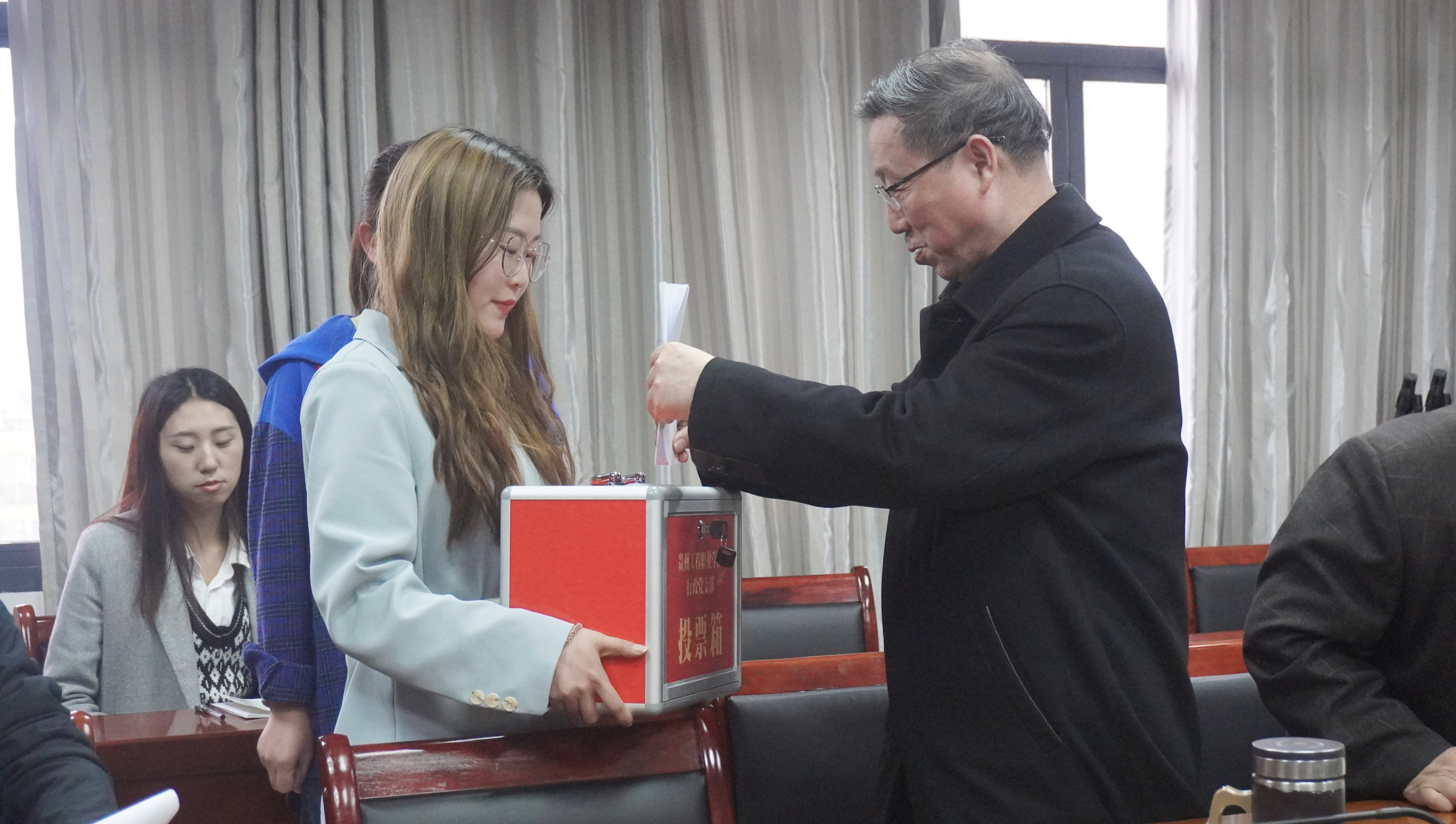 接力奋斗，再创辉煌 中共beat365英国官方网站行政支部委员会组织召开支部委员会换届党员大会(图1)